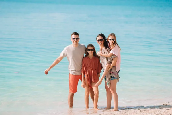 Foto van een gelukkig gezin dat plezier heeft op het strand. Zomer Lifestyle — Stockfoto