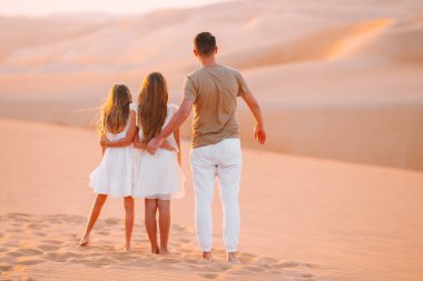 Birleşik Arap Emirlikleri 'ndeki Rub al-Khali çölündeki kum tepeleri arasında yaşayan insanlar