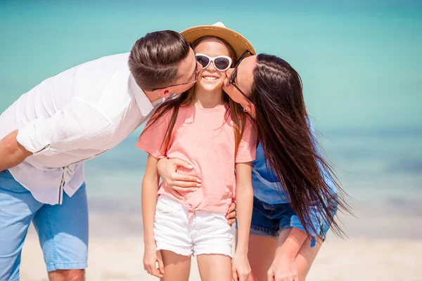 Hermoso paisaje de playa tropical con familia disfrutando de vacaciones de verano —  Fotos de Stock