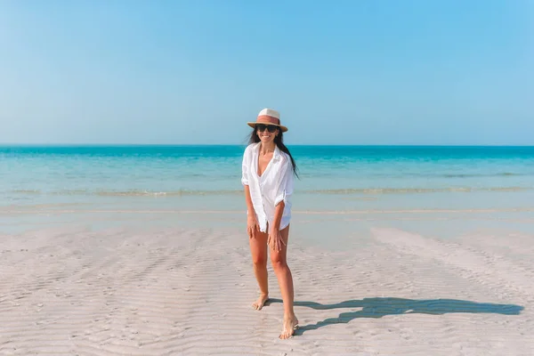 Junge Modefrau in grünem Kleid am Strand — Stockfoto