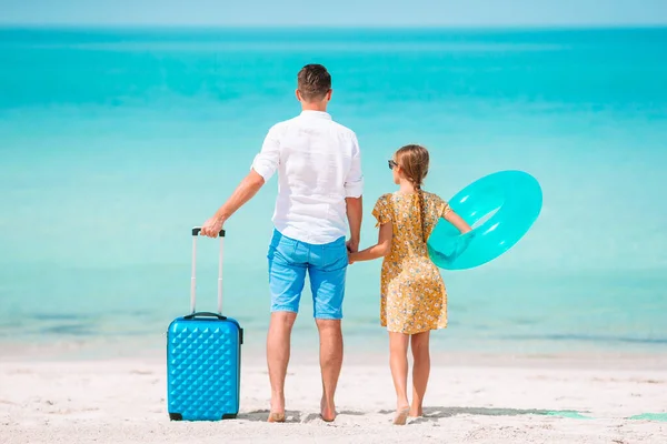 Kleines Mädchen und glücklicher Papa beim Strandurlaub — Stockfoto