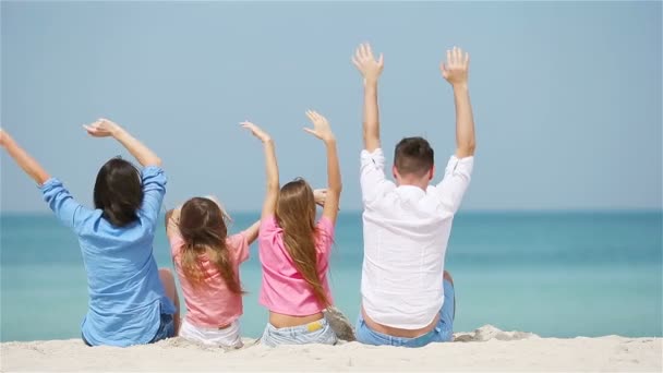 Família jovem de quatro em férias de praia — Vídeo de Stock