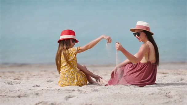 Krásná matka a dcera na karibské pláži těší letní dovolenou. — Stock video