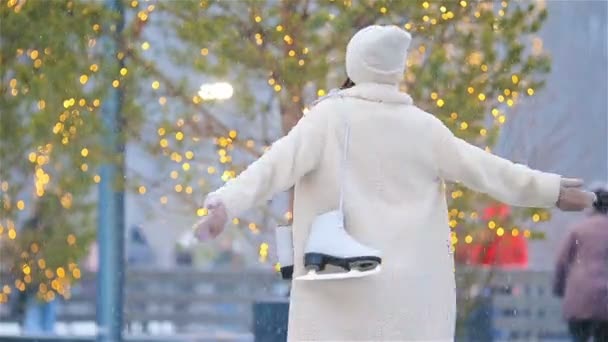 Sonriente niña patinando en pista de hielo al aire libre — Vídeos de Stock