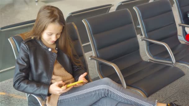 Adorável menina no aeroporto em grande aeroporto internacional perto da janela — Vídeo de Stock
