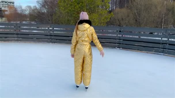 Schattig meisje schaatsen op de ijsbaan — Stockvideo