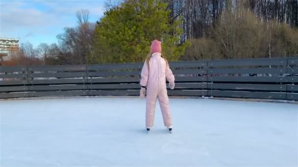 Schattig meisje schaatsen op de ijsbaan — Stockvideo
