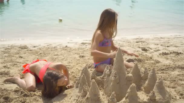 Duas meninas felizes se divertem muito na praia tropical jogando juntas — Vídeo de Stock