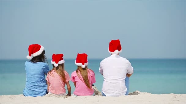 Familia feliz en la playa caribeña celebrando las vacaciones de Navidad — Vídeo de stock