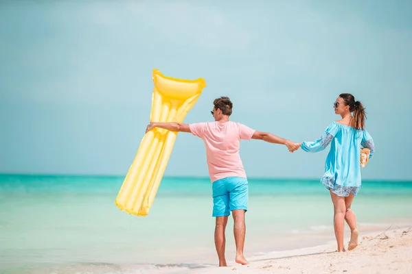 Jeune couple sur la plage de sable blanc pendant les vacances d'été. — Photo