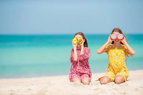 Süße kleine Mädchen am Strand während der Sommerferien — Stockfoto