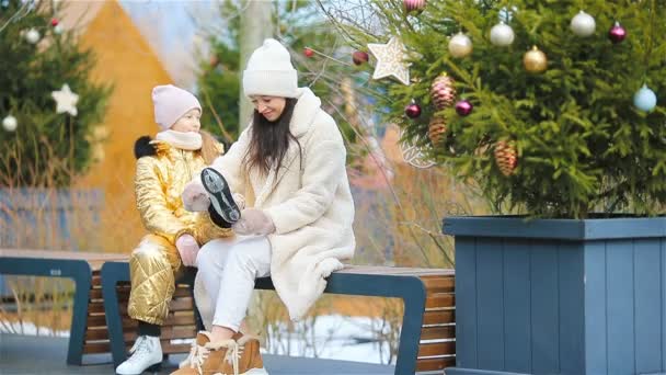 Desporto familiar de Inverno. Mãe e filha no dia de inverno — Vídeo de Stock