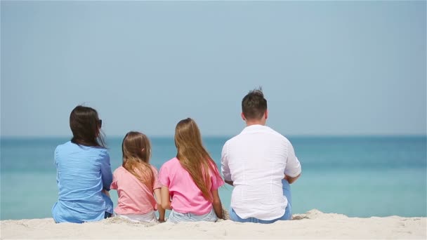 Jeune famille de quatre personnes en vacances à la plage — Video