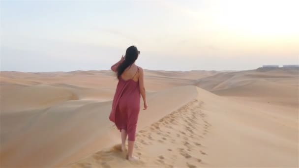 Birleşik Arap Emirlikleri 'ndeki Rub al-Khali çölündeki kum tepeleri arasında bir kız. — Stok video