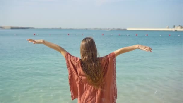 Schattig klein meisje veel plezier op tropisch strand tijdens vakantie — Stockvideo