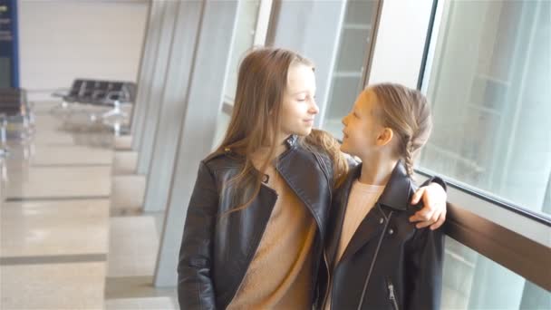 Kleines Kind am Flughafen wartet auf Boarding — Stockvideo