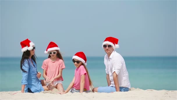 Família feliz na praia caribenha celebrando as férias de Natal — Vídeo de Stock