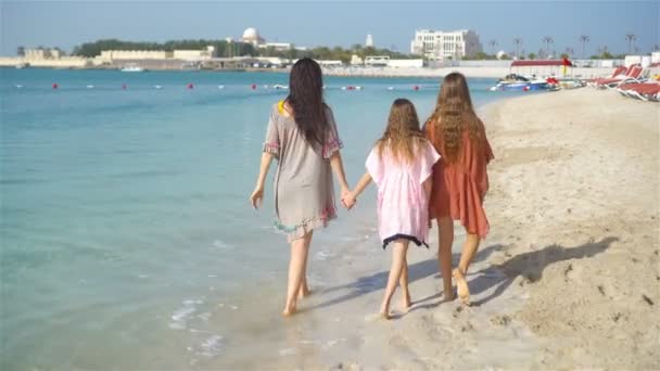 Μητέρα και μικρές κόρες στην τροπική παραλία — Αρχείο Βίντεο