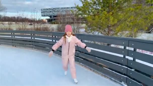 Adorabile ragazzina che pattina sulla pista di pattinaggio — Video Stock