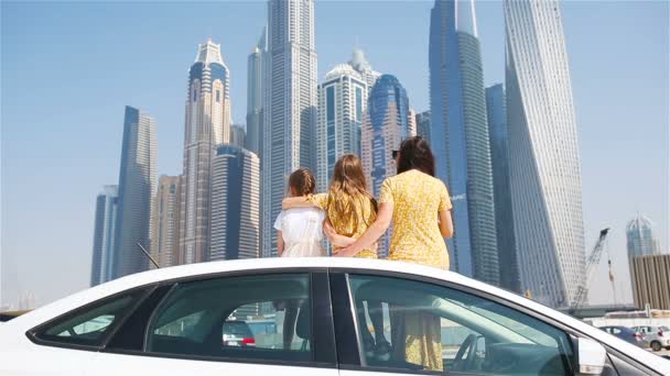 Letni wyjazd samochodem i młoda rodzina na wakacjach — Wideo stockowe
