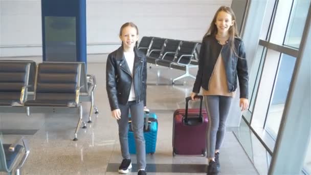 Маленька дитина в аеропорту чекає на посадку — стокове відео