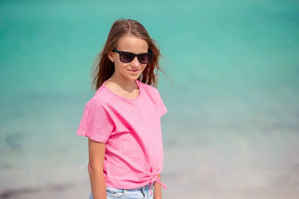 Happy girl enjoy summer vacation on the beach — Stock Photo, Image