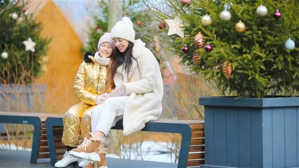 Deporte de invierno familiar. Madre e hija en el día de invierno — Vídeos de Stock