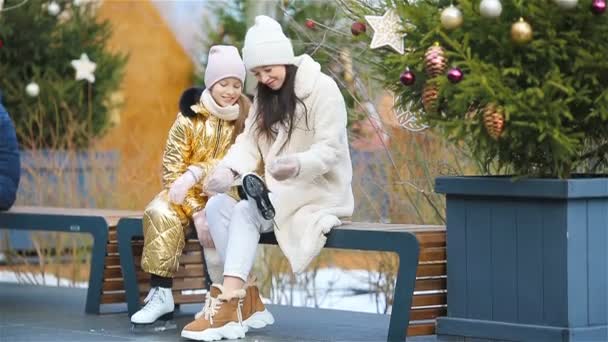 Deporte de invierno familiar. Madre e hija en el día de invierno — Vídeos de Stock