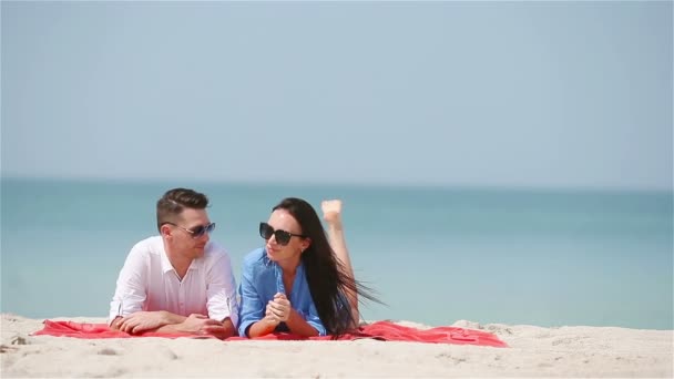 Молодая семья из двух человек на белом пляже во время летних каникул — стоковое видео
