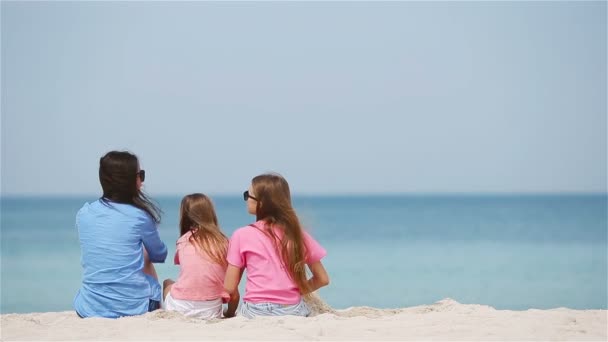 Αξιολάτρευτα κοριτσάκια και νεαρή μητέρα σε τροπική λευκή παραλία — Αρχείο Βίντεο