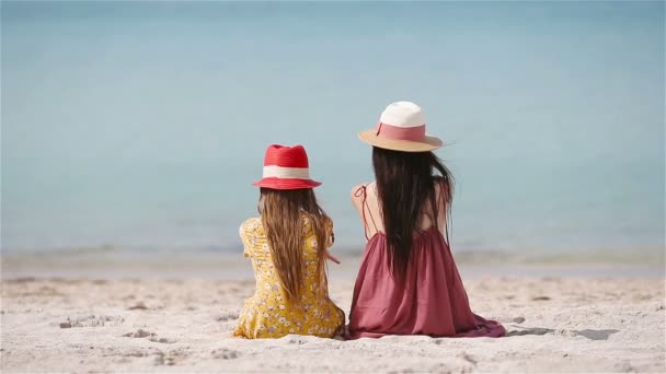Gyönyörű anya és lánya a strandon élvezi a nyári vakációt. — Stock videók