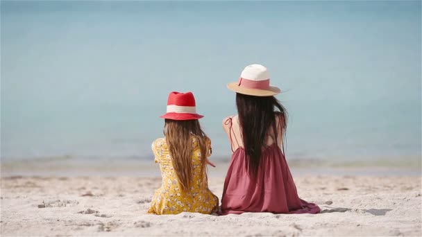 Schöne Mutter und Tochter am Strand genießen den Sommerurlaub. — Stockvideo