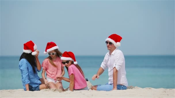 Familia feliz en la playa caribeña celebrando las vacaciones de Navidad — Vídeos de Stock