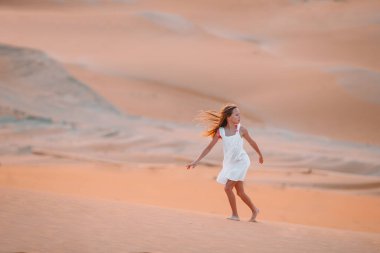 Birleşik Arap Emirlikleri 'nde çöldeki kum tepeleri arasında bir kız