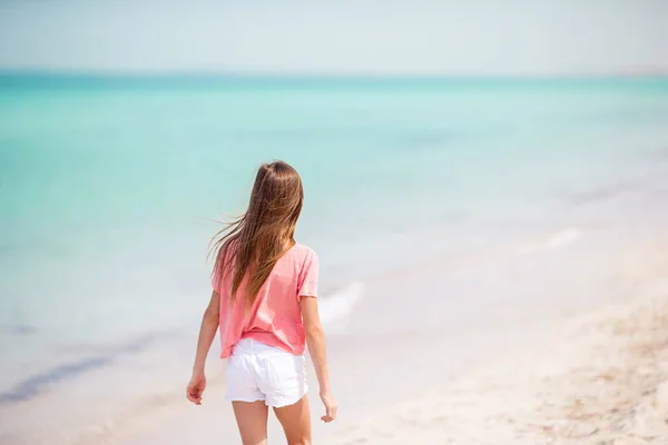 Счастливая девушка наслаждается летним отпуском на пляже — стоковое фото