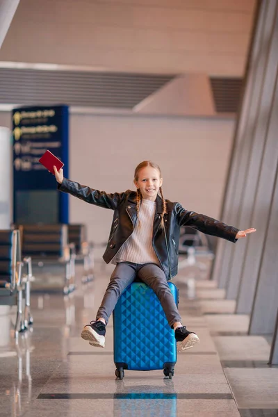 Niño en el aeropuerto esperando el embarque —  Fotos de Stock