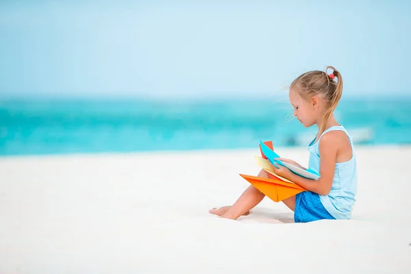 Cute little girl na plaży podczas karaibskich wakacji — Zdjęcie stockowe