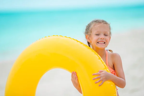 Linda niña en la playa durante las vacaciones caribeñas — Foto de Stock