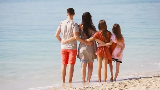 Šťastná rodina s dětmi na pláži dohromady