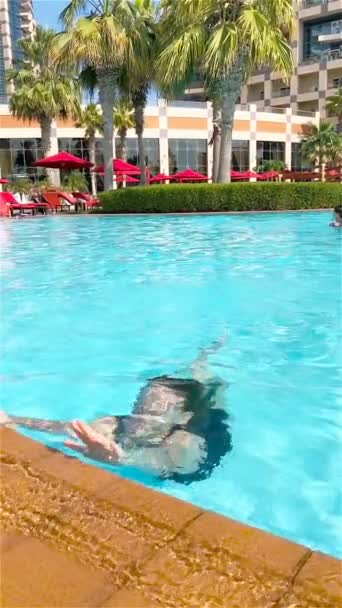 Маленькая очаровательная девочка в открытом бассейне — стоковое видео