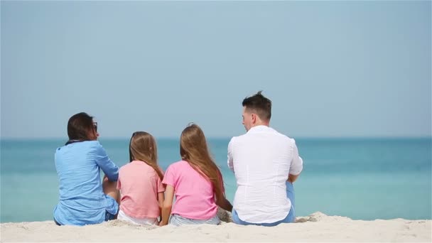 Joven familia de cuatro en vacaciones en la playa — Vídeo de stock