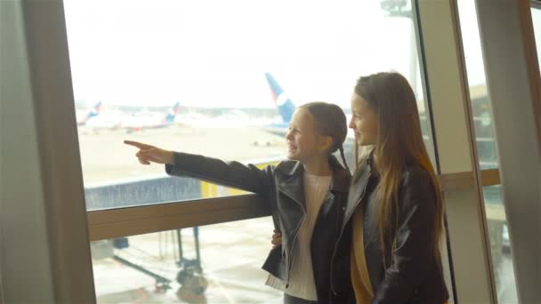 Liten unge på flygplatsen väntar på ombordstigning — Stockvideo