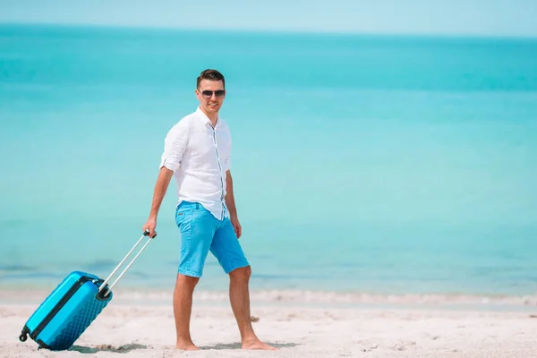 Młody człowiek na plaży dobrze się bawi — Zdjęcie stockowe