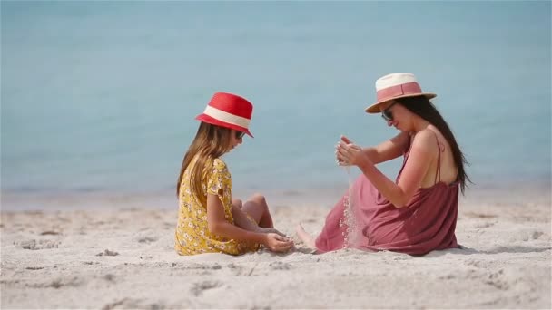 Beautiful mother and daughter at beach enjoying summer vacation. — Stok video