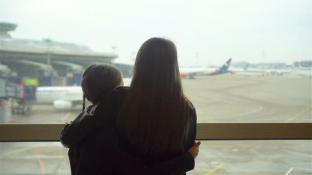 Kleine jongen op de luchthaven wachtend op instappen — Stockvideo