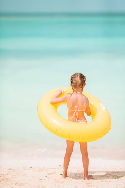 Carino bambina sulla spiaggia durante le vacanze caraibiche — Foto Stock