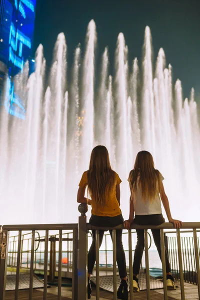 Les petites filles regardent le spectacle légendaire des fontaines chantantes à Dubaï — Photo