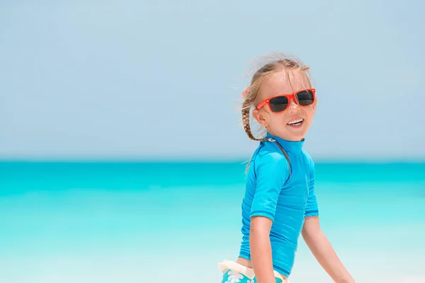 可爱的小女孩在热带海滩度假时很开心 — 图库照片