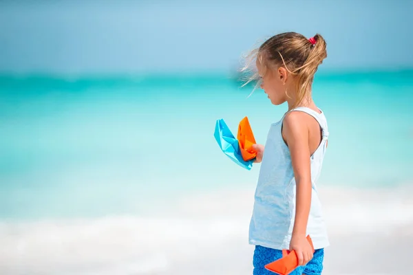 Adorable niña se divierten en la playa tropical durante las vacaciones —  Fotos de Stock