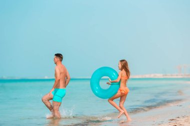 Küçük kız ve mutlu baba kumsal tatili boyunca eğleniyorlar.